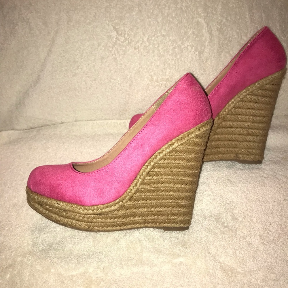 Size 6.5 pretty pink wedge. Cover photo closest to actual color.